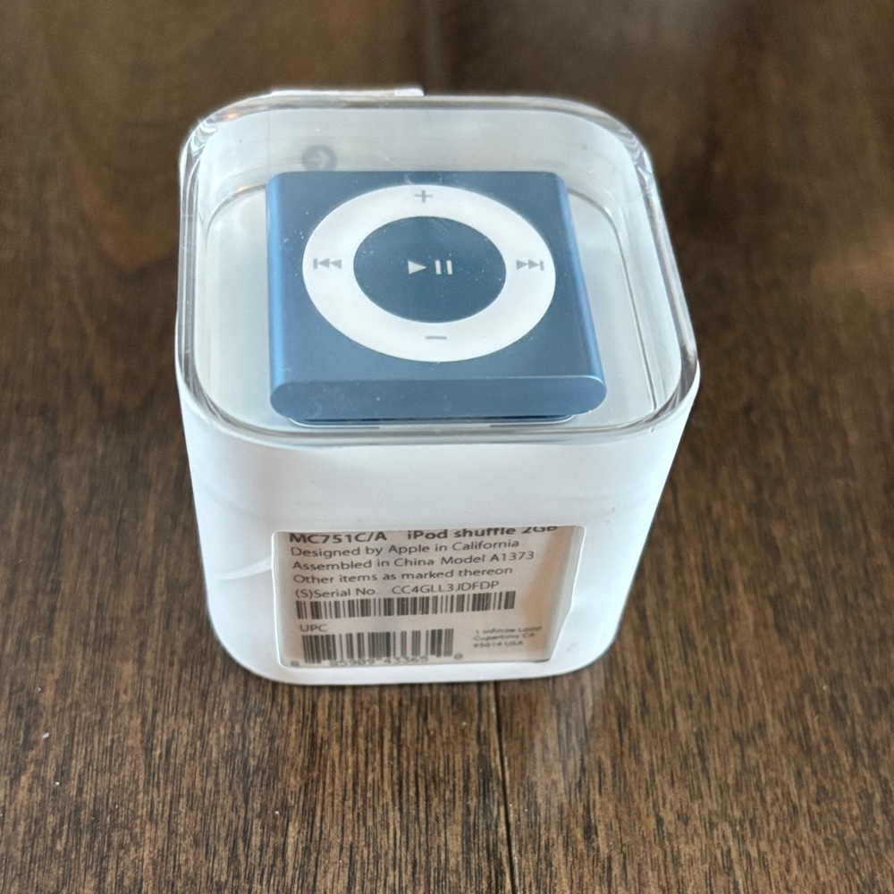 Apple iPod Shuffle 2GB Blue - Brand New in Sealed Box 4th Gen
